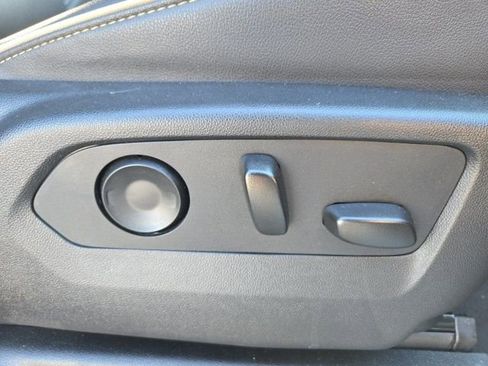 Used 2022 GMC Yukon XL SLT w/ SLT Premium Package image 19