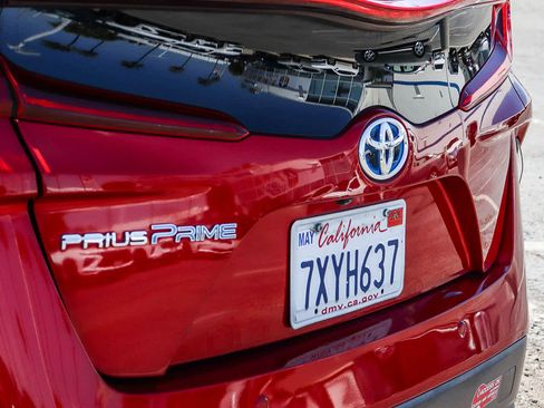 Used 2017 Toyota Prius Prime Advanced w/ Carpet Mat Package FWD image 12