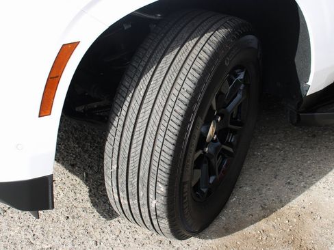 Used 2025 Chevrolet Suburban LS image 44