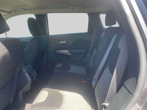 Used 2018 Jeep Cherokee Latitude AWD/4WD image 11