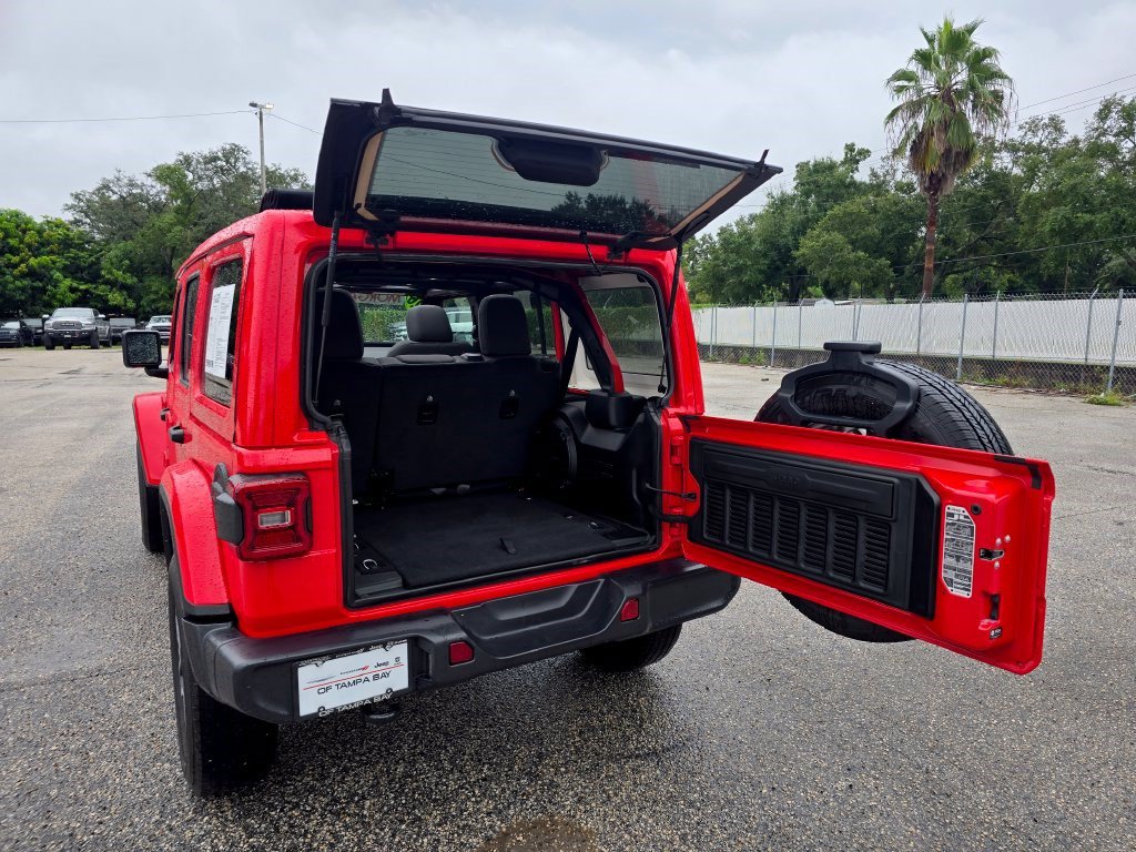 Used 2026 Jeep Wrangler Unlimited Sahara AWD/4WD image 38