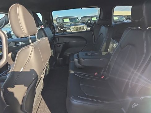 New 2026 Chrysler Pacifica Select image 16