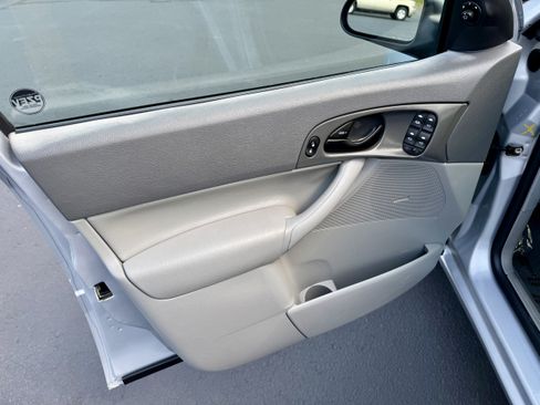 Used 2005 Ford Focus ZX4 Sedan FWD image 19