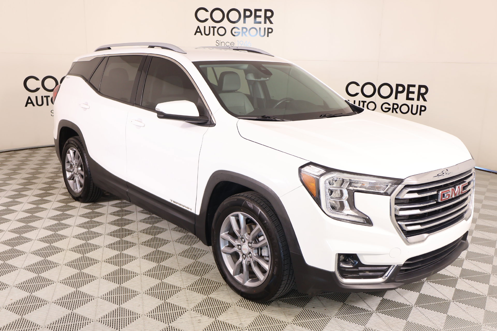 Used 2024 GMC Terrain SLT FWD image 1