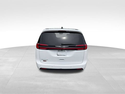 Used 2026 Chrysler Pacifica Select FWD image 5