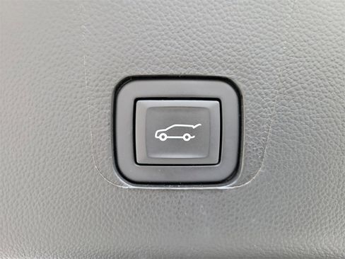 Used 2023 Chevrolet Traverse LT image 9