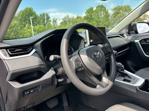 Used 2025 Toyota RAV4 XLE AWD/4WD image 38