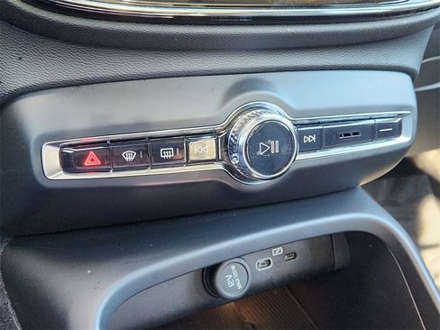 Used 2023 Volvo XC40 B5 Ultimate image 9