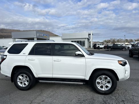 Used 2017 Toyota 4Runner SR5 image 9