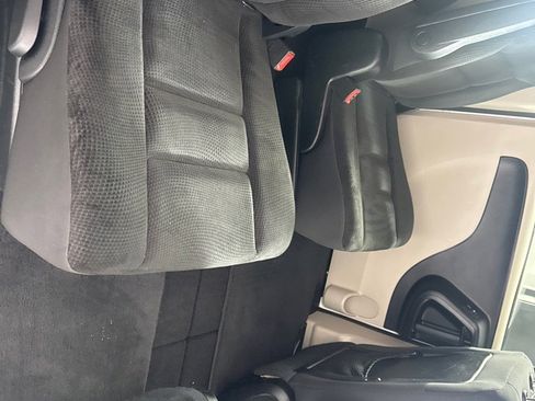 Used 2018 Dodge Grand Caravan SE w/ UConnect Hands-Free Group image 24