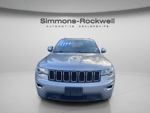 Used 2021 Jeep Grand Cherokee Laredo image 2