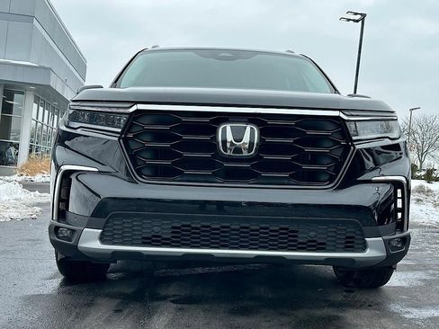 Used 2023 Honda Pilot Touring image 2