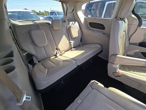 Used 2021 Chrysler Pacifica Touring-L FWD image 5