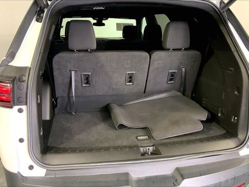 Used 2023 Chevrolet Traverse LT image 4