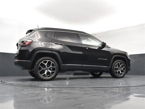 Used 2025 Jeep Compass Limited image 24