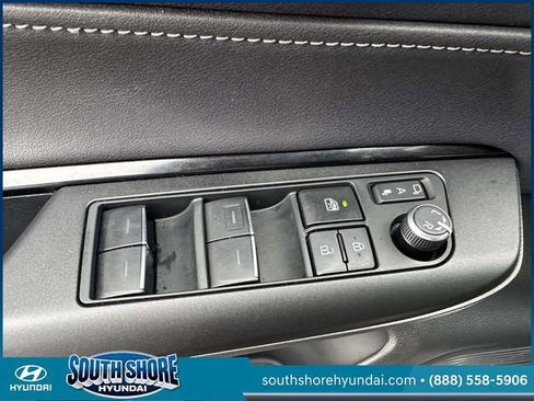 Used 2023 Toyota Venza LE image 18