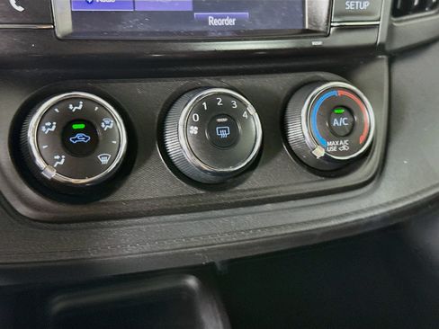 Used 2018 Toyota RAV4 LE FWD image 17