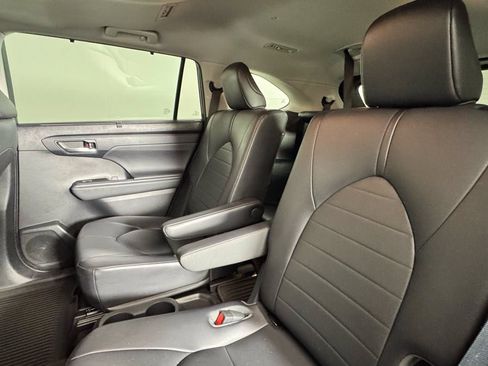 Used 2021 Toyota Highlander XLE AWD/4WD image 34