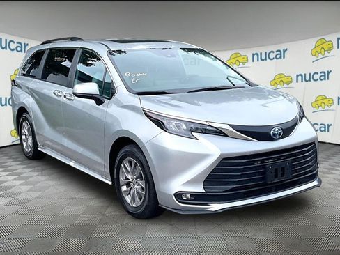 Used 2025 Toyota Sienna XLE FWD image 1