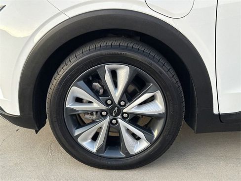 Used 2022 Chevrolet Bolt EUV LT w/ Convenience Package image 3