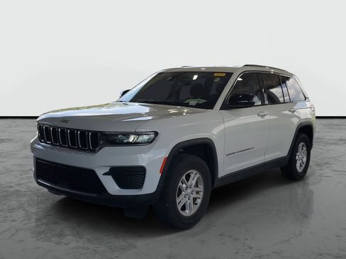 Used 2023 Jeep Grand Cherokee Laredo w/ Trailer Tow Prep Group (B) AWD/4WD image 4