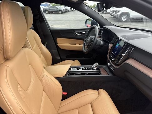 Used 2023 Volvo XC60 B5 Ultimate w/ Climate Package FWD image 13