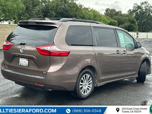 Used 2020 Toyota Sienna XLE w/ XLE Navigation Package FWD image 5