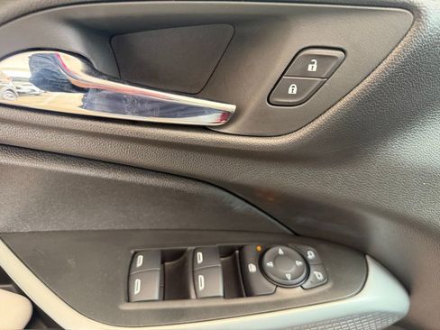 Used 2025 Chevrolet Trax RS w/ Sunroof Package image 16