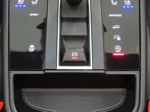 Certified 2022 Porsche Macan AWD/4WD image 27