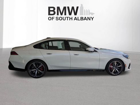 Used 2026 BMW 550e xDrive w/ Premium Package AWD/4WD image 2