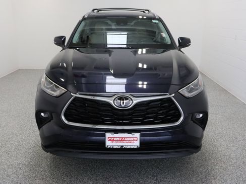 Used 2023 Toyota Highlander Limited FWD image 3