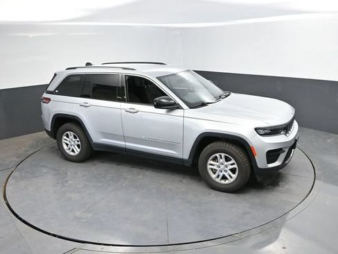 Used 2024 Jeep Grand Cherokee Laredo AWD/4WD image 39