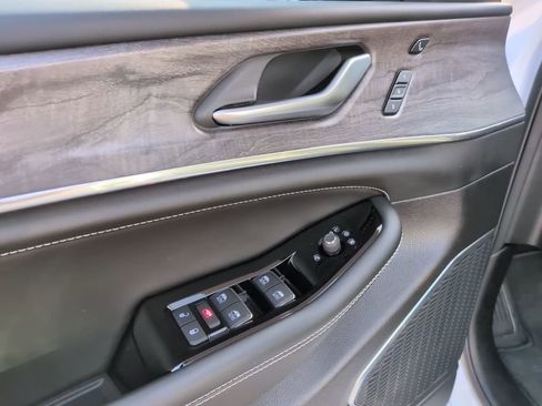 Certified 2025 Jeep Grand Cherokee L Overland w/ Luxury Tech Group IV AWD/4WD image 19