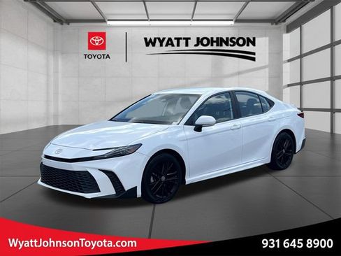 Used 2025 Toyota Camry SE FWD image 1