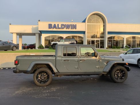 Used 2025 Jeep Gladiator Sport AWD/4WD image 8