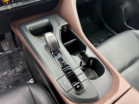 Used 2023 Toyota Crown Limited image 13