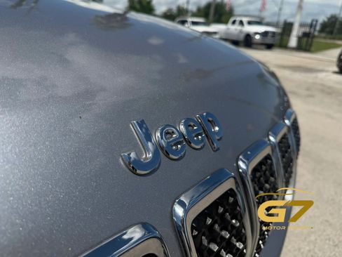 Used 2019 Jeep Cherokee Latitude w/ Popular Appearance Group FWD image 3