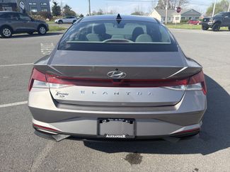 Used 2023 Hyundai Elantra SEL FWD video 4