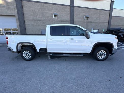 Used 2024 Chevrolet Silverado 2500 LT image 10