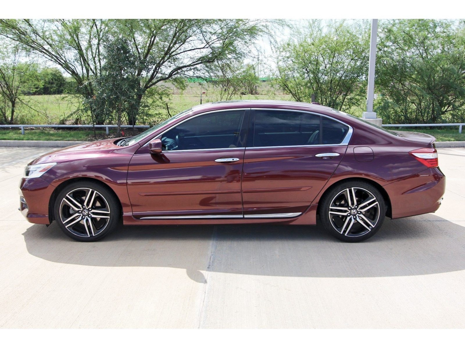 Used 2016 Honda Accord Touring image 4