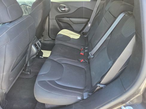 Used 2016 Jeep Cherokee Latitude FWD image 9