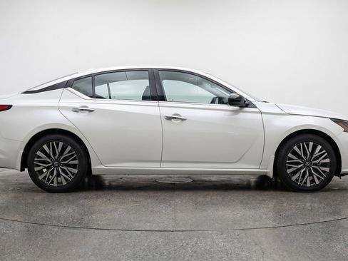 Used 2025 Nissan Altima 2.5 SV FWD image 11