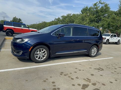 Used 2020 Chrysler Pacifica Touring-L w/ Advanced Safetytec Group FWD image 2