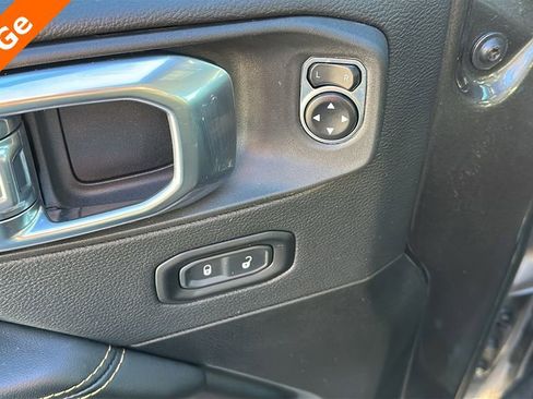 Used 2025 Jeep Wrangler Unlimited Sahara image 13