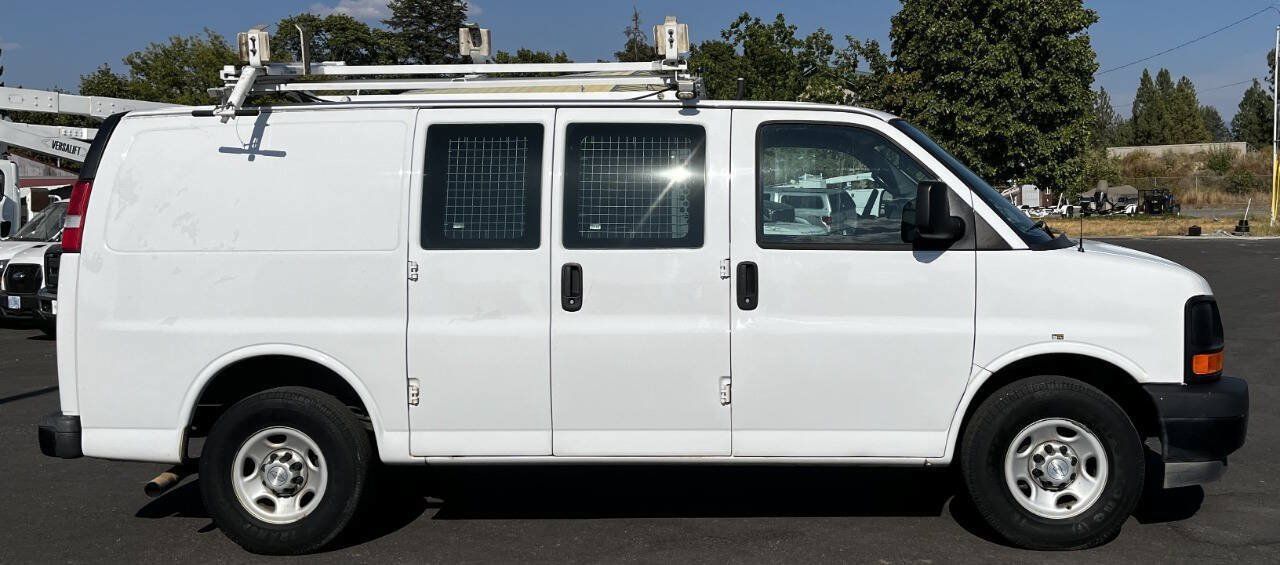 Used 2017 Chevrolet Express 2500 RWD image 4