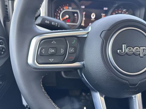 Used 2025 Jeep Wrangler Sahara image 13