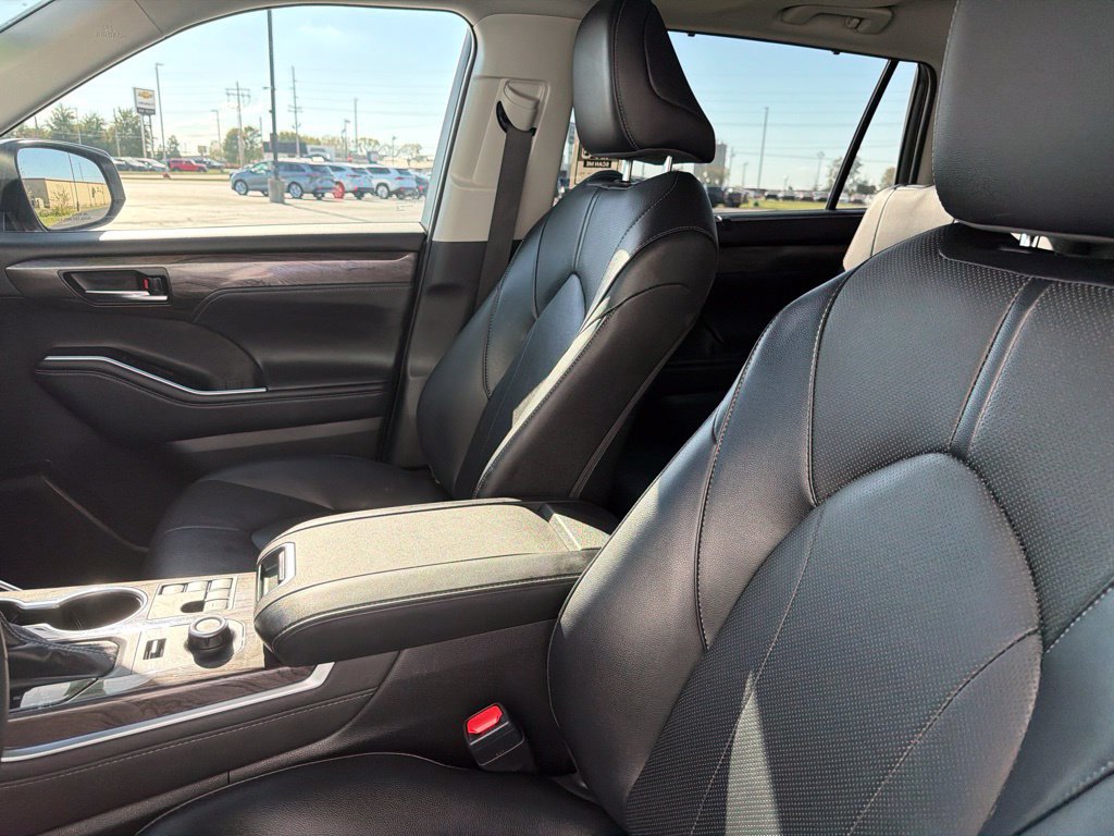 Used 2025 Toyota Highlander Limited AWD/4WD image 14