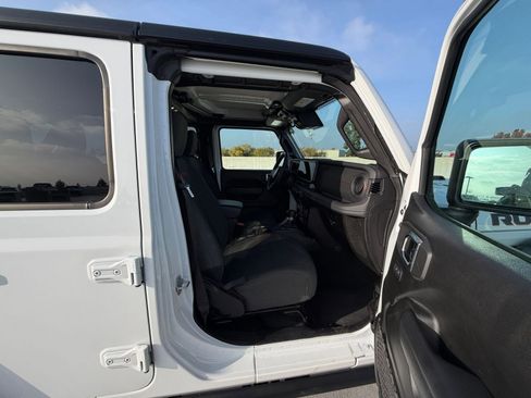 Used 2025 Jeep Wrangler Unlimited Rubicon image 36