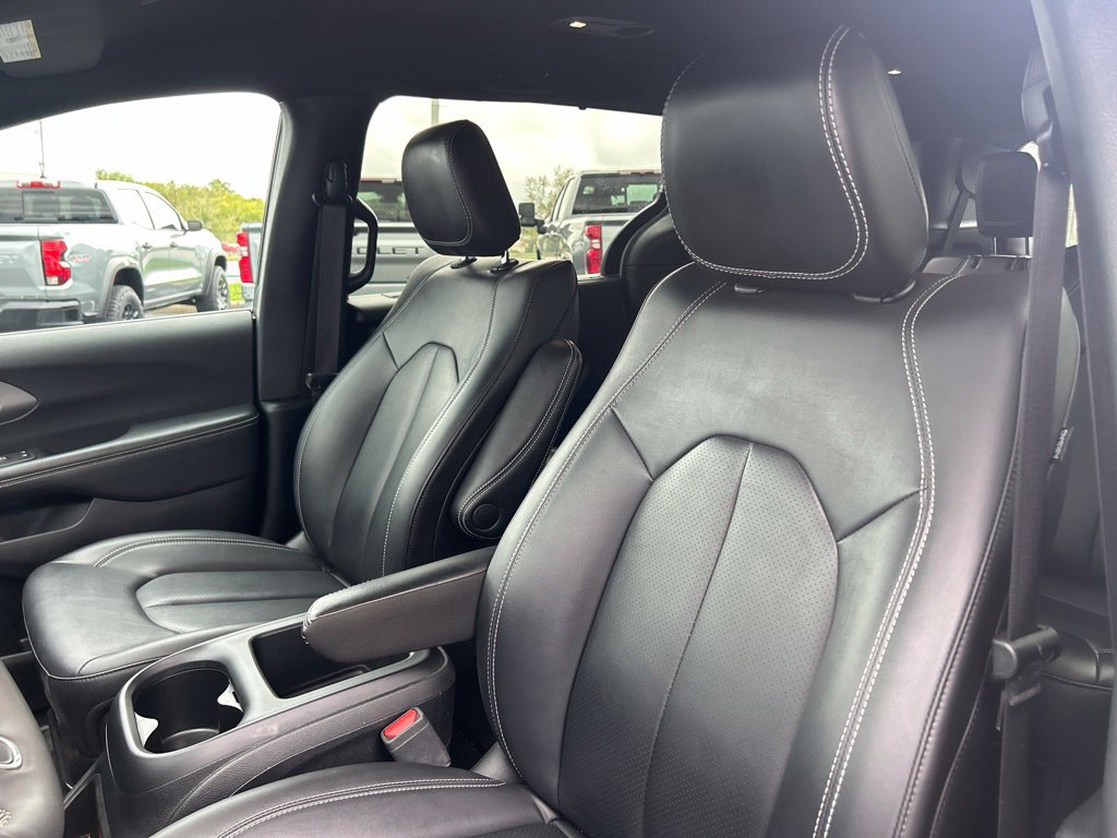 Used 2025 Chrysler Pacifica Select FWD image 17