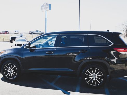 Used 2018 Toyota Highlander SE w/ Carpet Mat Package (TMS) image 6